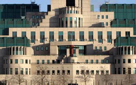 Terry Farrell, Whose Buildings Embodied Late 20th-Century Extremes, Dies at 87