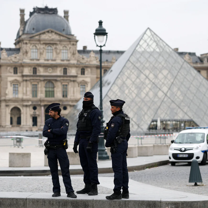 Louvre Robbers Take ‘Priceless’ French Jewels